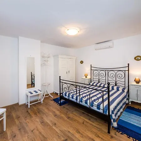 Seaside Holiday House Novigrad - 18162 펜션 *