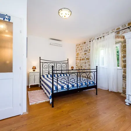 Seaside Holiday House Novigrad - 18162 *